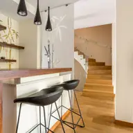 Scaune de bar pentru povești spuse la un pahar: piese esențiale pentru casa ta