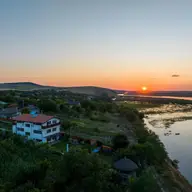 Unde ne putem caza pentru a beneficia de caiace în zona Deltei Dunarii ?