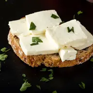 4 beneficii ale consumului de brânză de vacă