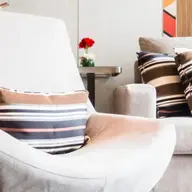 Cum să alegi perne decorative care să completeze perfect designul interior