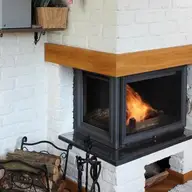 Eleganță și funcționalitate: descoperă șemineele cu cornișe decorative din lemn de înaltă calitate