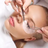 Cum să integrezi serviciul de extensii de gene în oferta salonului tău?