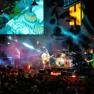 TOP 4 motive pentru care merita sa participi la un concert live. Cumpara-ti chiar acum un bilet la artistul favorit
