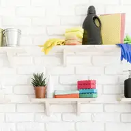 Organizeaza materialele pentru curatenie cu ajutorul unui dulap metalic!