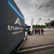 Evoluția panourilor publicitare: de la afișe tradiționale la ecrane LED mobile
