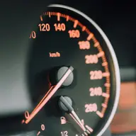Îndrăznește să-l impresionezi! 4 idei unice de cadouri pe care le poți face unui pasionat de mașini