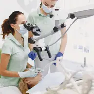 Cum îmbunătățește microscopul endodontic succesul pe termen lung al tratamentelor dentare