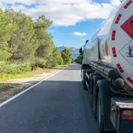 Importanța verificării conformității transportatorilor de marfă ADR: criterii și proces