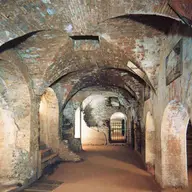 Catacombele creștine din Roma: lumină în întuneric și refugiu al credinței
