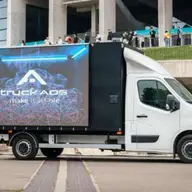 Reclama pe masină cu vizibilitate crescută pentru brandul tău