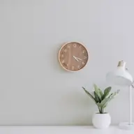 De ce merită să ai un ceas de perete acasă? Un accesoriu practic și elegant pentru orice locuință