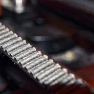 Sistem industrial durabil: cum alegi curele de transmisie