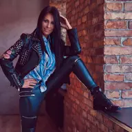 Cum să integrezi pantalonii din imitație de piele în ținutele tale de zi cu zi