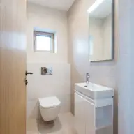 Cum să transformi baia de serviciu într-un spațiu util și estetic