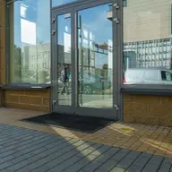 Top 3 beneficii ale covorașelor profesionale pentru exterior în zone cu trafic intens