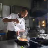 Amenajarea bucătăriei sau a unui mic spațiu comercial: echipamente frigorifice recomandate