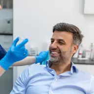 Beneficiile aparatului dentar transparent fix din safir pentru adulți