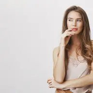 Frumusețea naturală nu a fost niciodată mai puternică, iar noi o celebrăm în fiecare articol