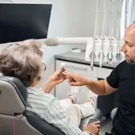 Cum influențează densitatea osoasă succesul implantului dentar