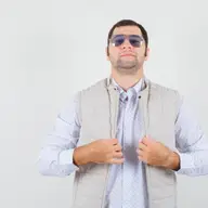 Cum să integrezi vesta matlasată în ținutele de toamnă pentru bărbați