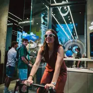Ochelarii inteligenți Ray-Ban & Oakley Meta AI: tehnologie elegantă, perfectă pentru Timișoara aflată mereu în mișcare