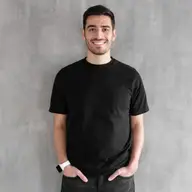 Tricoul negru: piesa clasică și elegantă în orice ținută