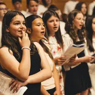 Expoziție de instrumente muzicale pentru elevii Colegiului Național Pedagogic „Carmen Sylva”