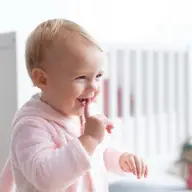 5 semne că micuțul tău are nevoie de o jucărie de dentiție