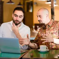 Psihologia jucătorilor: de ce aleg oamenii cazinourile online vs. cele tradiționale