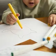 Cum îți poți ajuta copilul să învețe prin desen liber