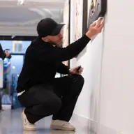 Un artist român într-un circuit exclusivist: Vladinsky și noua logică a exportului cultural