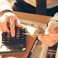 Cum economisești bani când trimiți lire în România: 9 sfaturi pentru românii din UK