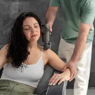 Când tensiunea din corp nu mai dispare, masajul terapeutic devine recomandarea specialiștilor Kinetic Impact
