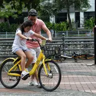 Cum îl înveți pe copil să meargă pe bicicletă: pași simpli și sfaturi utile pentru părinți