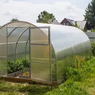 Cum să alegi o seră pentru grădina ta și cum să-ți organizezi plantele