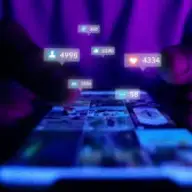 Conectat(ă) la toți, dar rupt(ă) de tine: cum ecranele îți ”fură”, pe nesimțite, viața reală