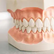 Cât costă o dantură completă pe implanturi la LLL Dental