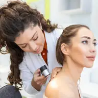 Semnele pielii care nu trebuie ignorate. Când este momentul să mergi la dermatolog?