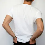 Trenduri 2026 în moda masculină: reinterpretarea clasicului tricou alb