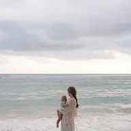 Cum organizezi bagajul bebelușului în prima vacanță la mare