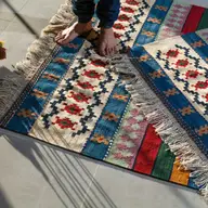 O atmosferă diferită în living începe cu folosirea inteligentă a acestor textile