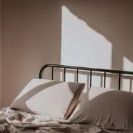 De ce să optezi pentru un pat cu cadru metalic într-un dormitor modern