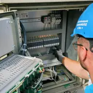 Comparația între siguranțele automate rezidențiale și industriale: caracteristici esențiale și utilizări