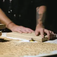 Cum să optimizezi costurile de construcție prin achiziția de lemn prelucrat la comandă?