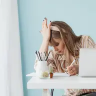 Ce se întâmplă în corpul tău când trăiești „pe repede înainte”?