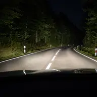 Siguranța pe timp de noapte începe cu farurile: ce trebuie să știe orice șofer