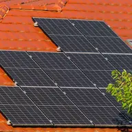 Panouri fotovoltaice pentru locuință: ce trebuie să știi înainte să investești într-un sistem fotovoltaic pentru casă