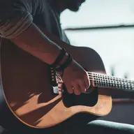 Prima ta chitară acustică: cum alegi un model prietenos cu începătorii