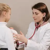 Frica de doctor nu dispare singură. Iată ce funcționează cu adevărat înainte de consultul pediatric