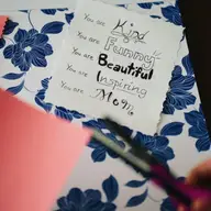 Cum faci o felicitare să nu pară luată din mall? Adaugă-i un detaliu pe care nu-l poate printa nimeni